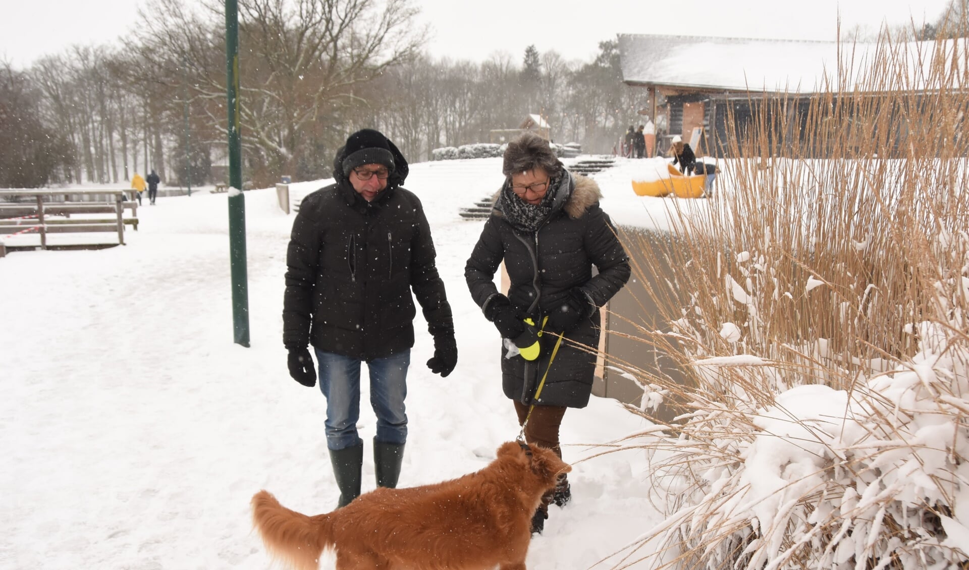 Joke en Nico de Bruijn laten hun hond genieten van de sneeuw en halen zelf tegelijk een frisse neus