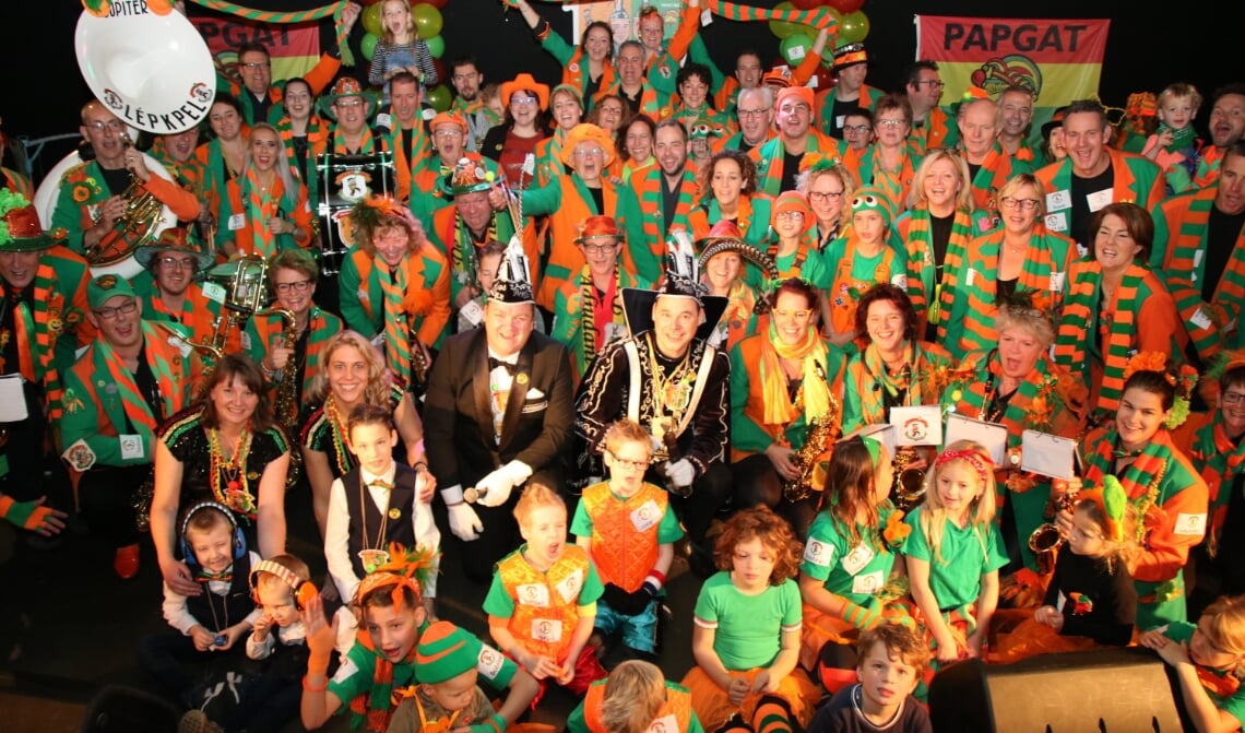 <p>De receptie van Prins Twan en Adjudant Rolph werd drukbezocht.</p>