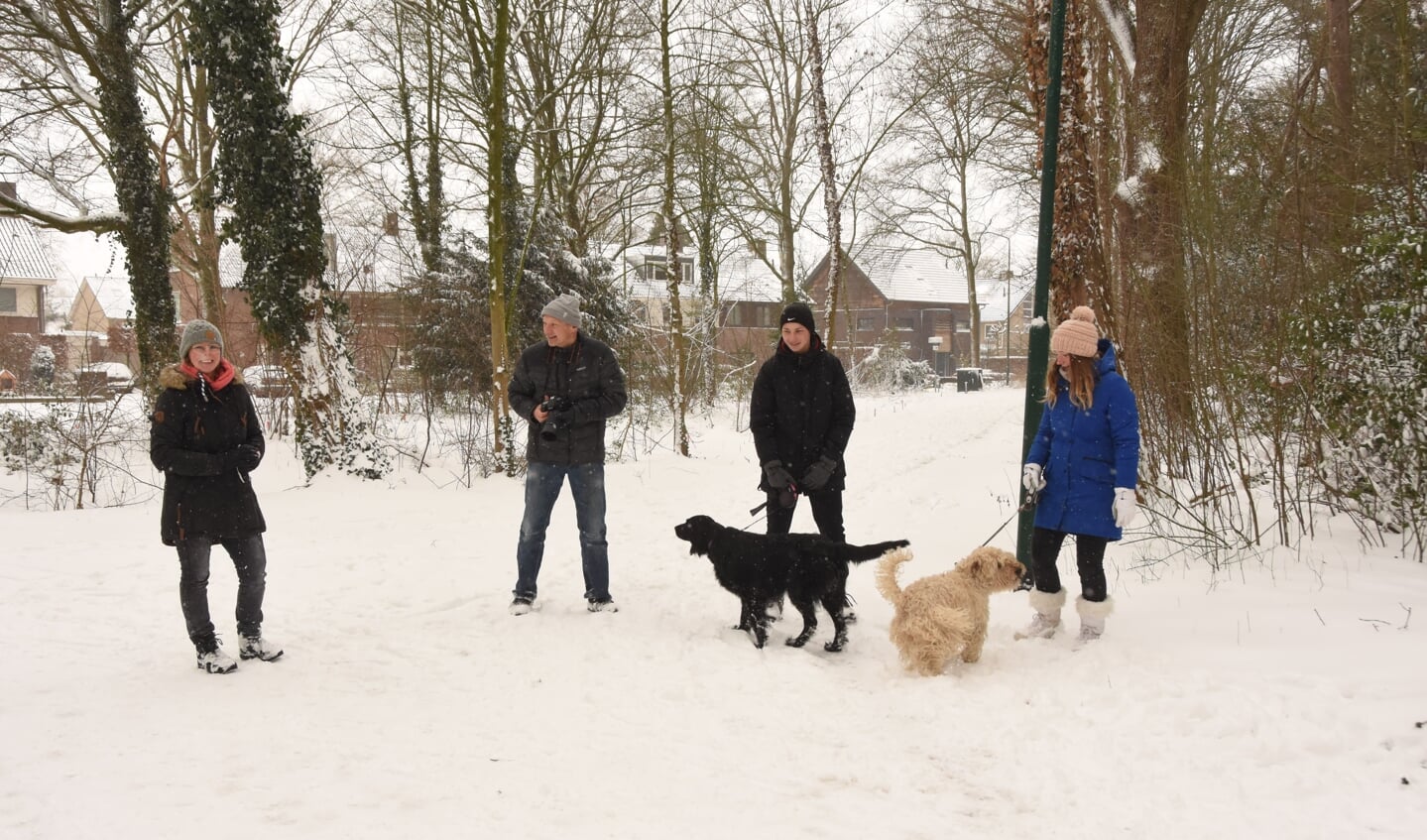 De familie Van de Korst laat hun eigen hond en die van de uren genieten van de winterpracht