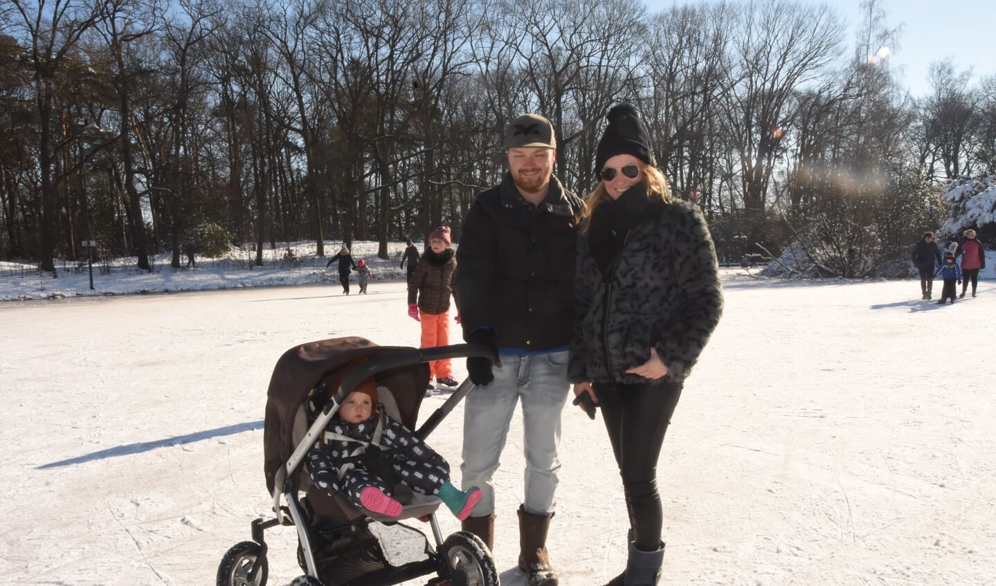 Orry en Evelien wagen zich met hun dochter Mae en de kinderwagen op het ijs