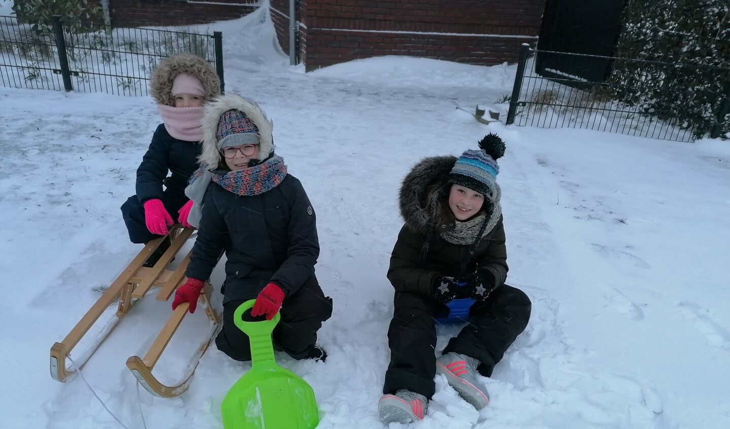 Sanne, Emma en Nikki Heijmans waren vroeg opgestaan om heerlijk in de sneeuw te spelen.

