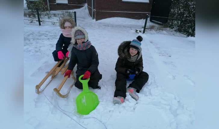 Sanne, Emma en Nikki Heijmans waren vroeg opgestaan om heerlijk in de sneeuw te spelen.

