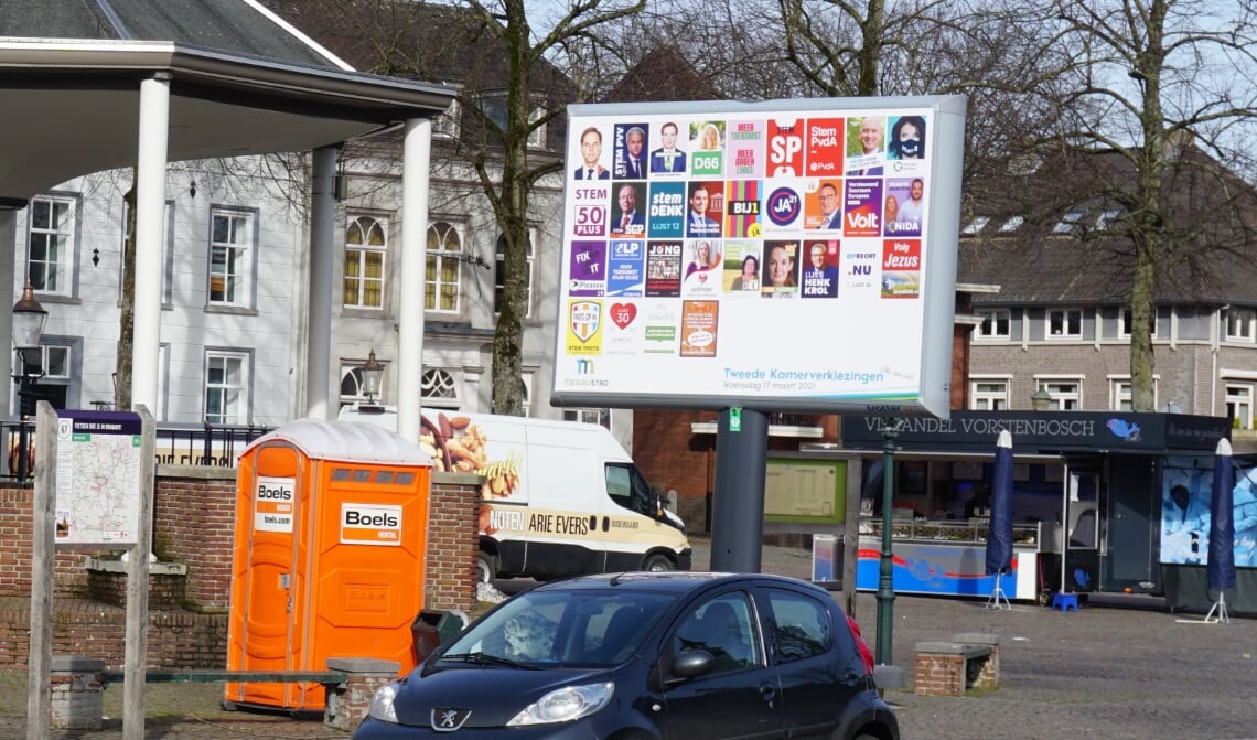 <p>Het verkiezingsbord op de Markt in Rooi.</p>
