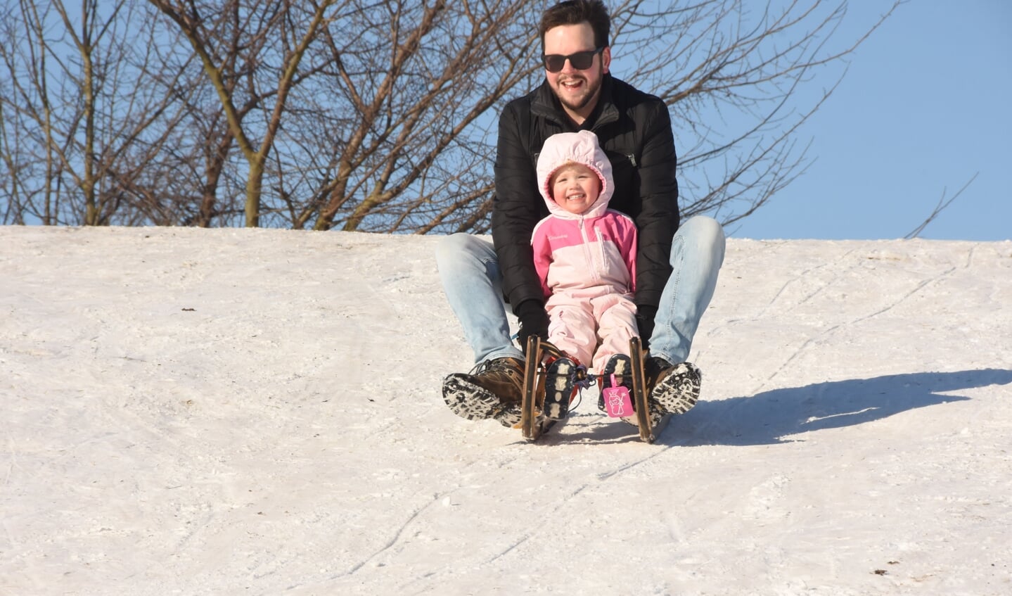 Kleine Evi geniet in volle teugen van de sneeuw samen met papa