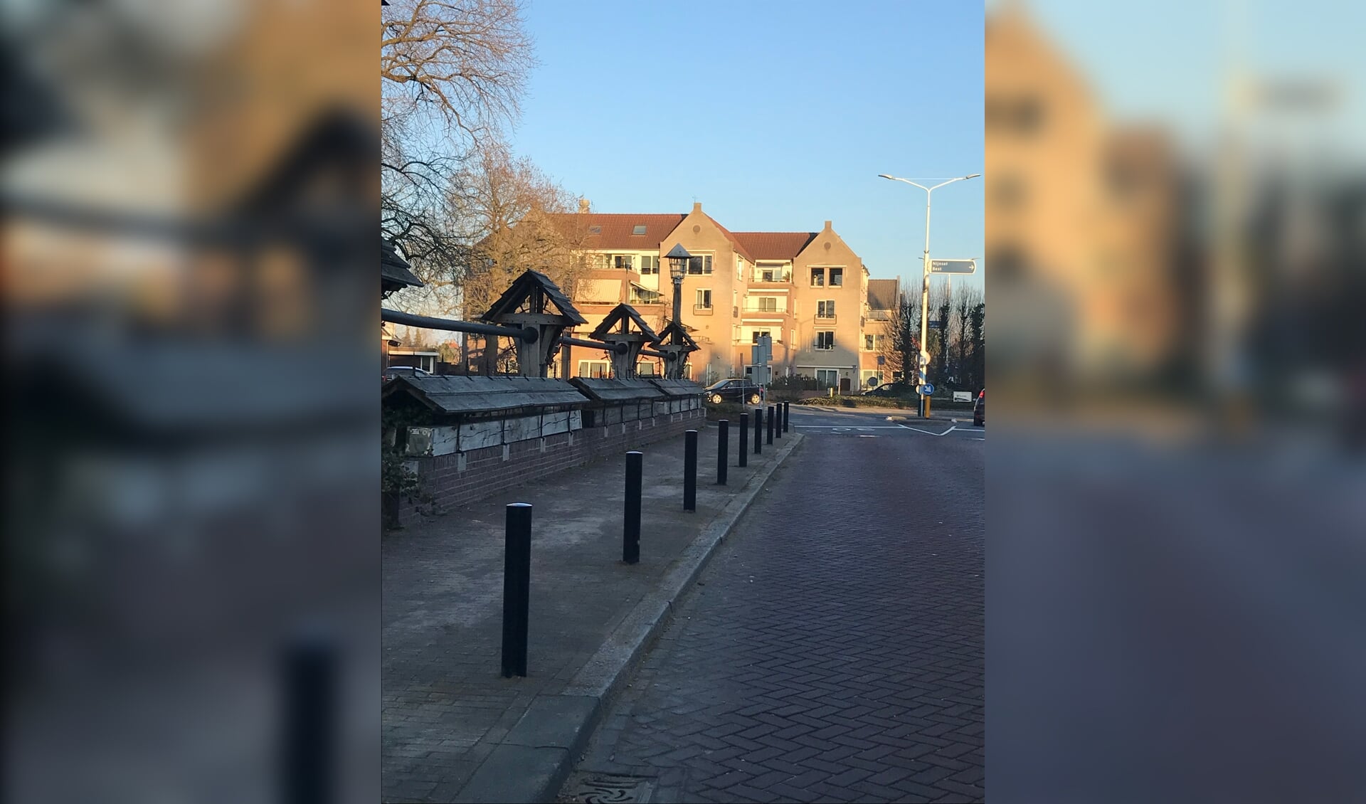 Aan beide kanten van de straat zijn de paaltjes geplaatst.