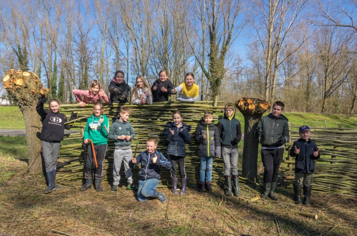 <p>Deze jonge natuurwachters laten trots zien wat ze gevlochten hebben.</p>