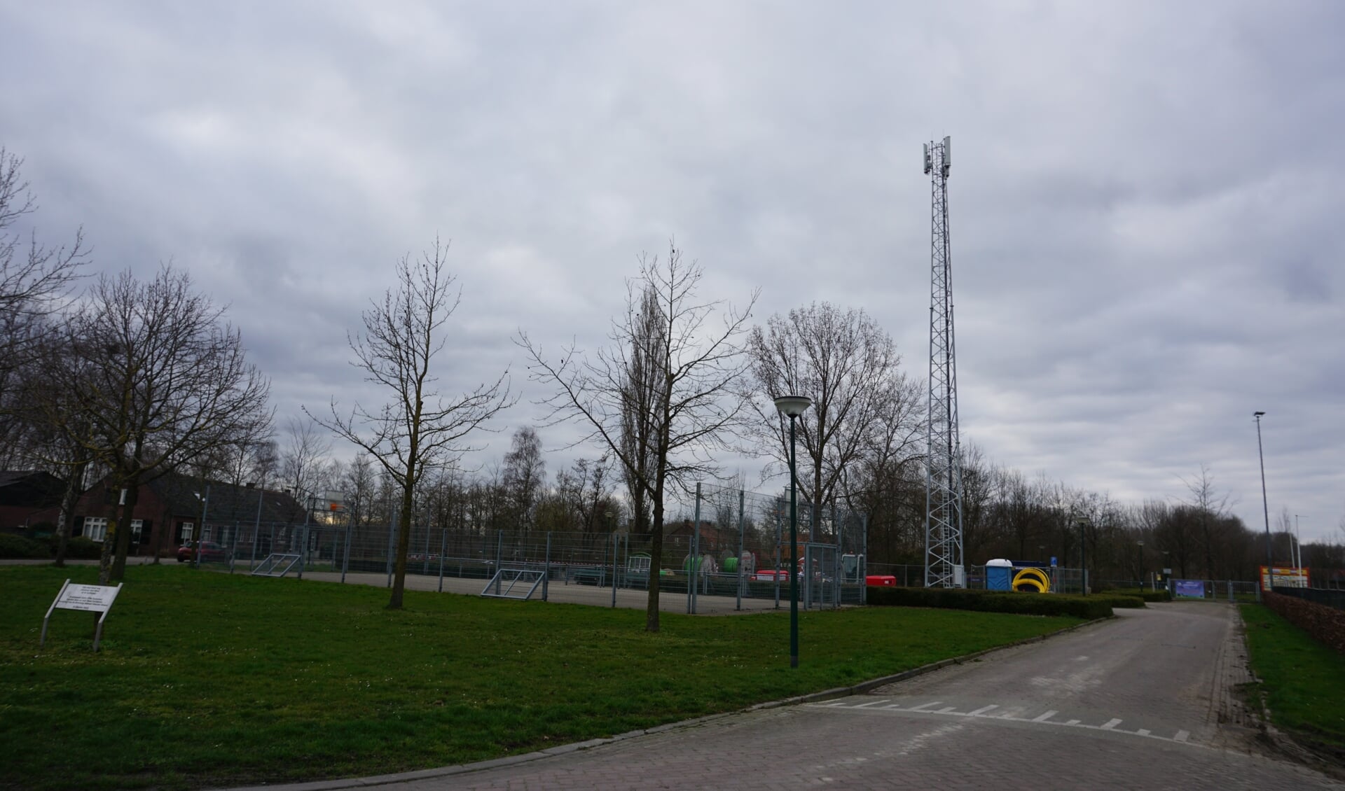 De nieuwe zendmast van KPN.