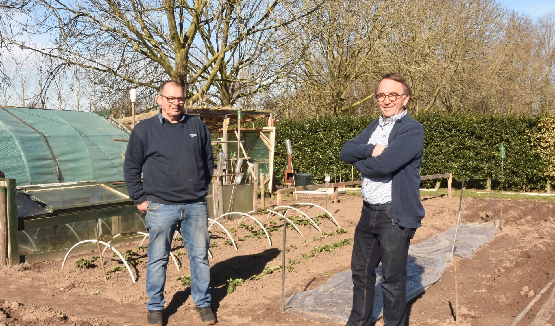 Jan van de Langenberg (l) en Harm Muselaers (r) hebben de eerste voorbereidingen op hun stukje grond alweer getroffen.