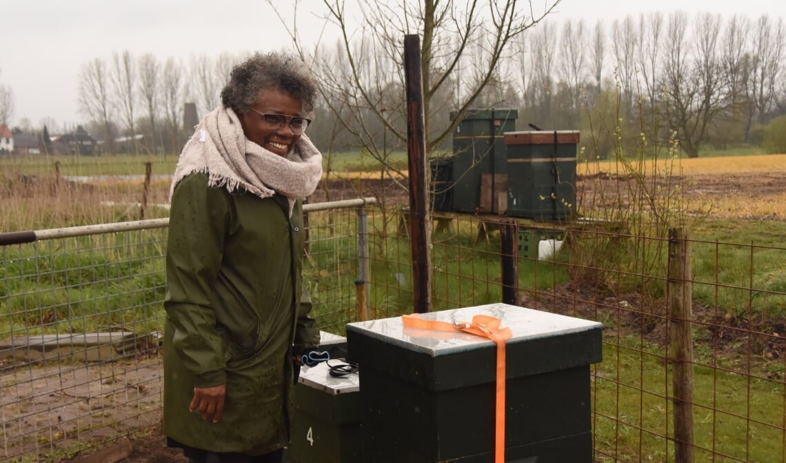 Milouschka Lourens bij haar bijen, die door de kou lekker binnen bleven