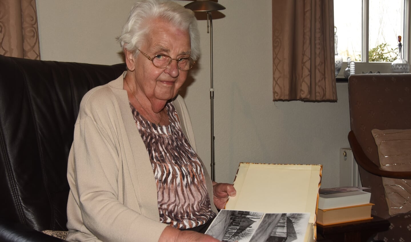 Maria van Nostrum-Rovers haalt herinneringen op aan café de Verwe, waar haar vader aan de tap stond