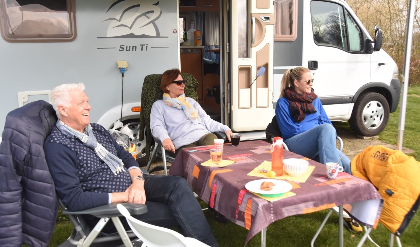 Familie Van den Dobbelsteen uit Tilburg geniet in de Geelders van de zon