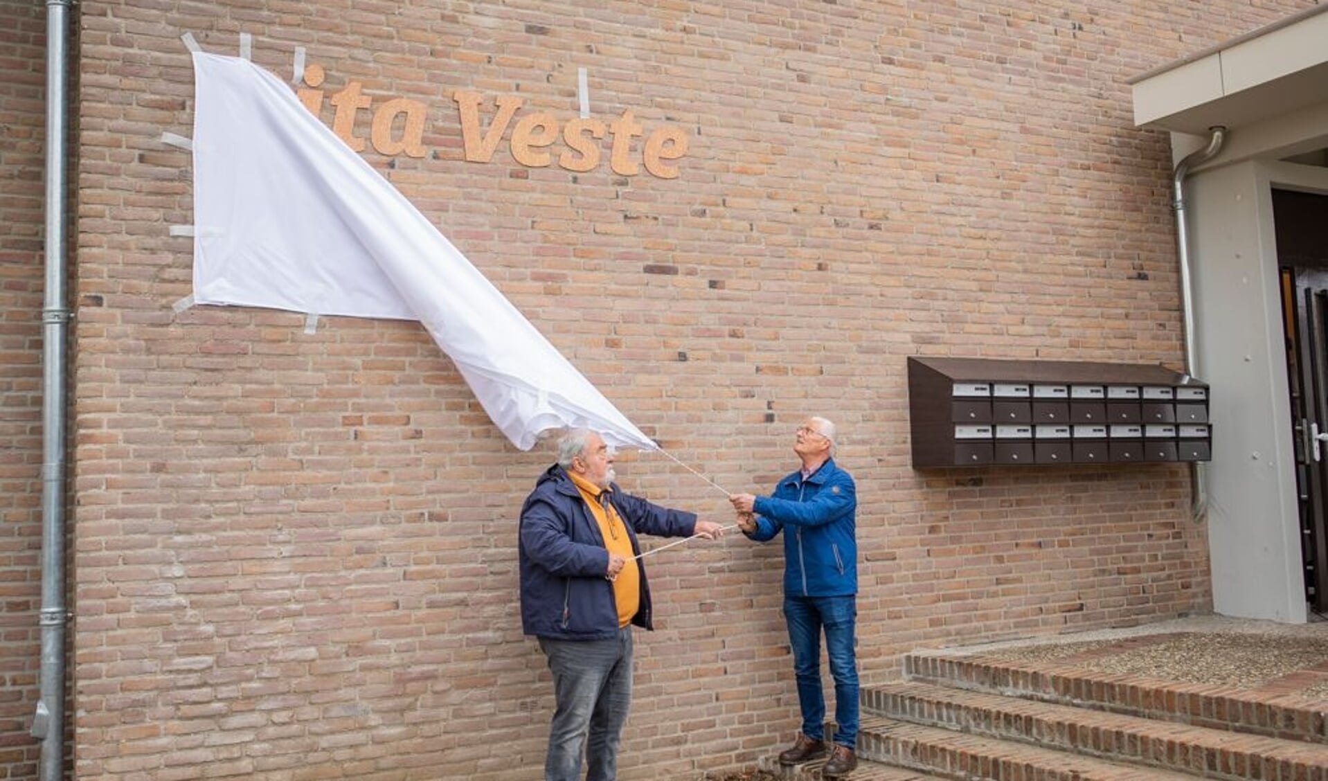 (links) Frans van den Heuvel, voorzitter van de Dorpsraad en (rechts) Arie van Alebeek van de Torengroep – Kapel