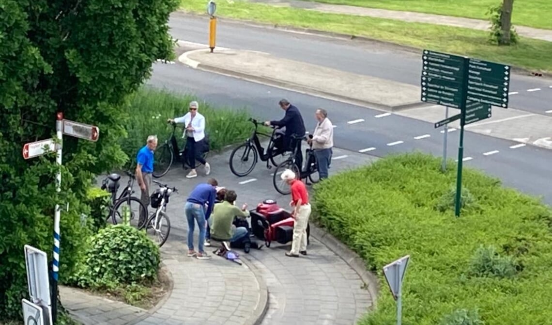 Gelukkig waren er genoeg mensen om fe helpen.