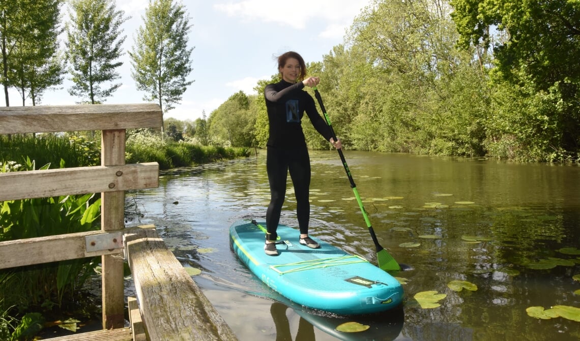 <p>DIanne van Erp geniet met volle teugen van het suppen</p>
