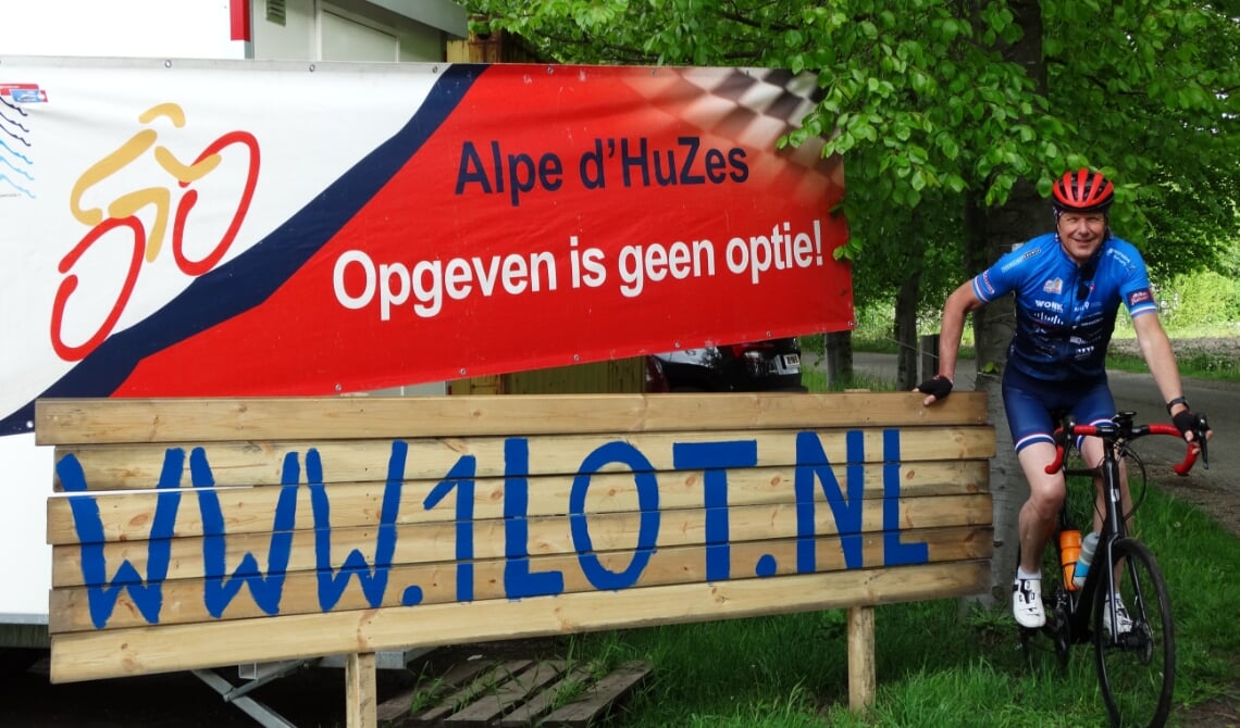 Jaap de Groot bij zijn opvallende borden.