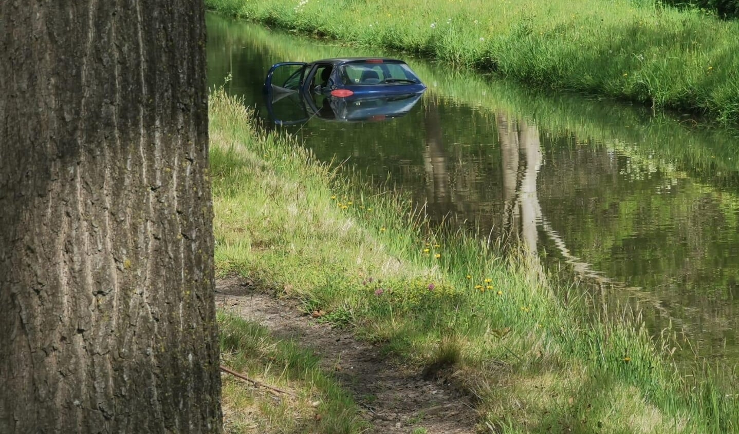 Auto te water aan de Heikampen in Schijndel