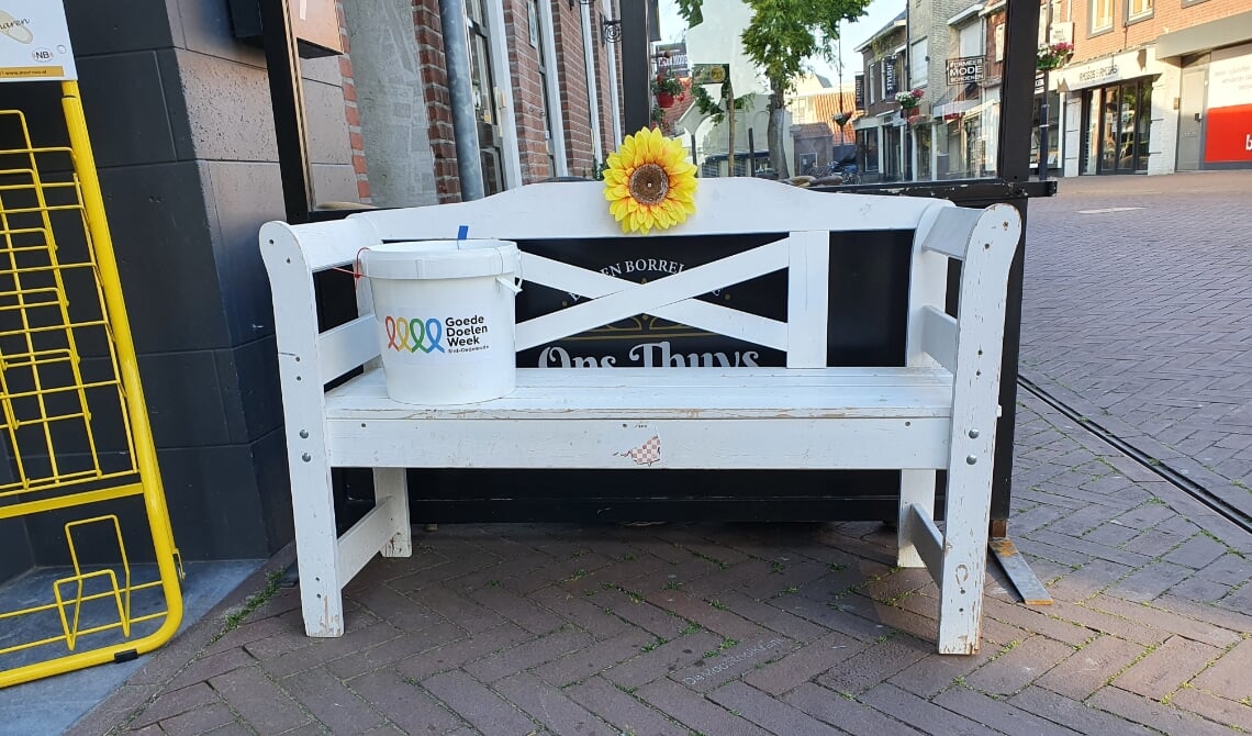 Hier staat de emmer waar het formulier in mag.