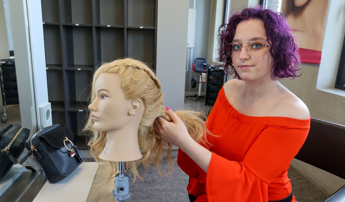 Shawnee van der Rijt aan het werk tijdens haar opleiding in Eindhoven. Foto: Bert Jansen.