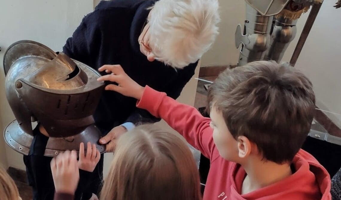 <p>Kinderen bekijken een stukje erfgoed.</p>