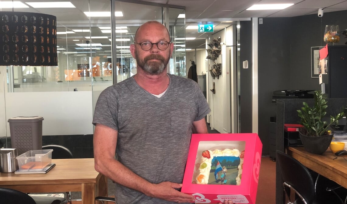 Jaap Vijfvinkel kwam de taart voor Steffie ophalen.