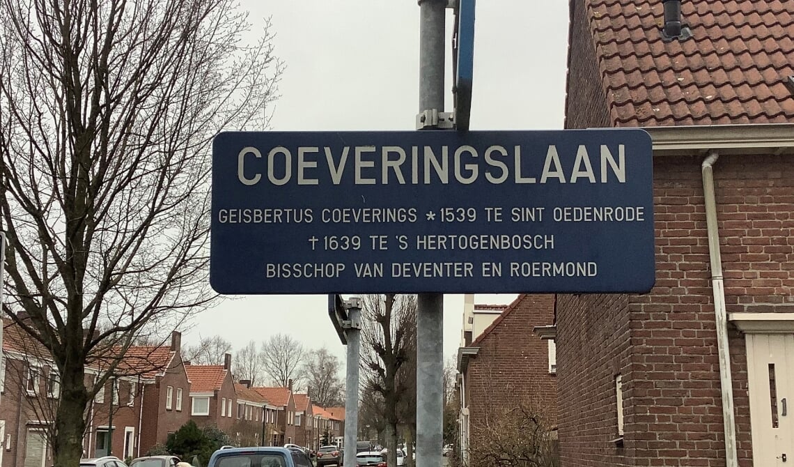 <p>Straatnaambordje voor de in 1539 in Rooi geboren bisschop Geisbertus Coeverings.</p>
