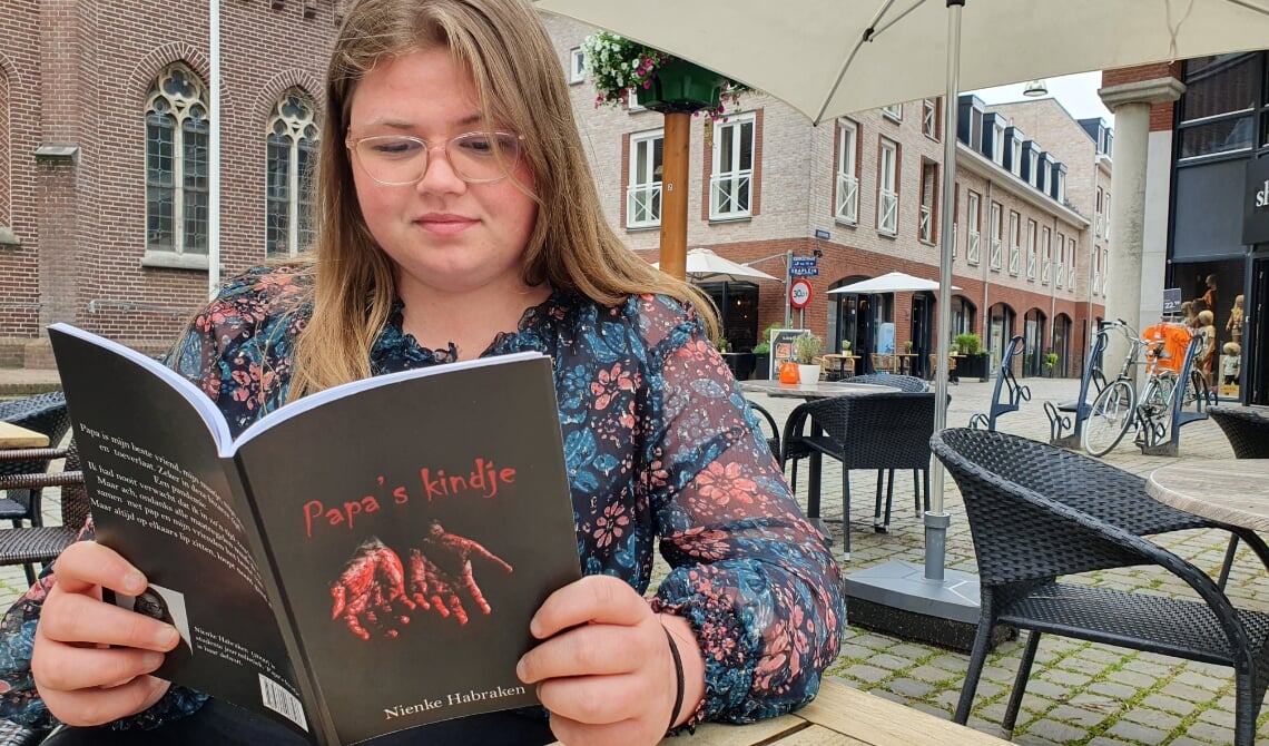 <p>Nienke met haar eigen boek.</p>