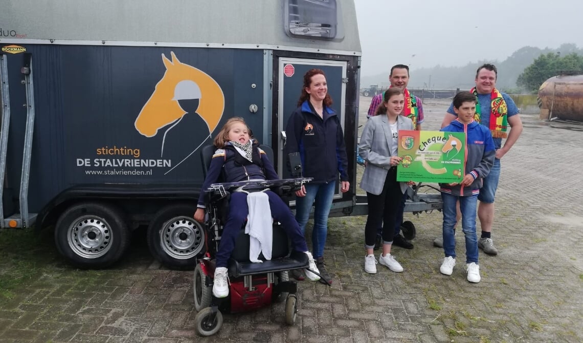 Een delegatie van Papgat kwam de cheque overhandigen.