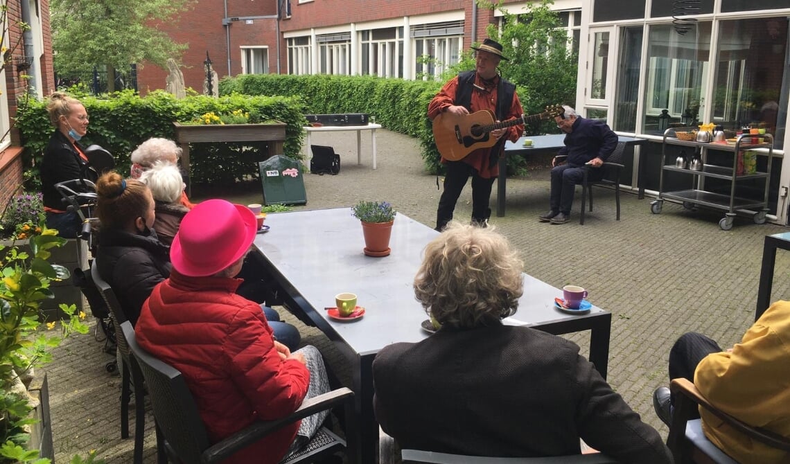 <p>Een fijn optreden in de binnentuin.</p>
