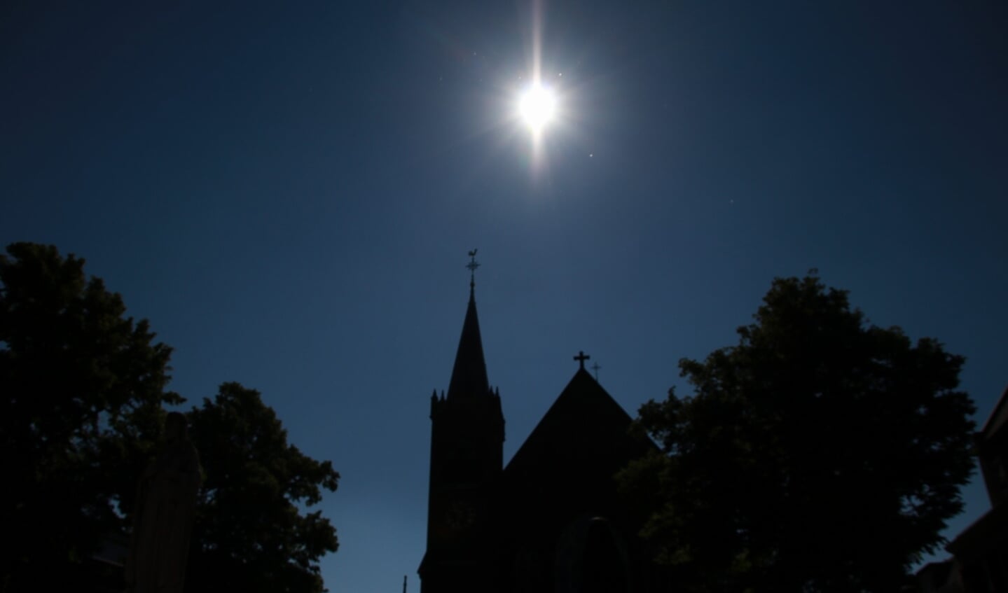 Stralende zon boven de kerk