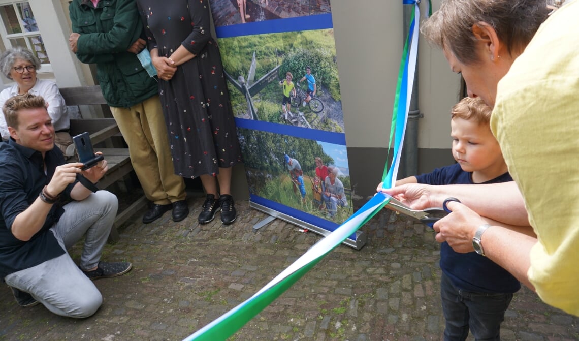 <p>Avon knipt samen met de wethouder het lintje door.</p>