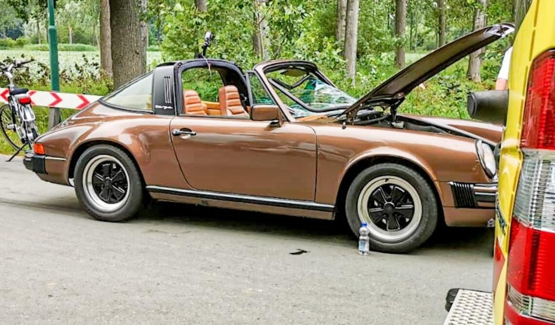 <p>De auto is flink beschadigd.</p>