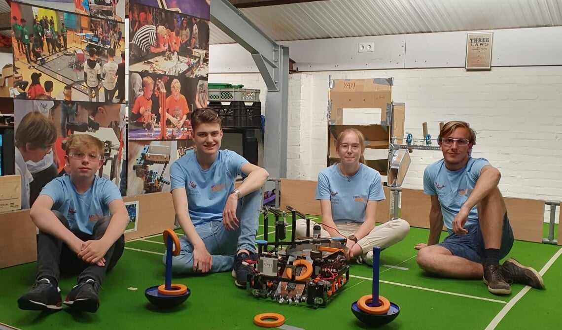 <p>Deze 'Neobots' stonden in een landelijke finale.</p>