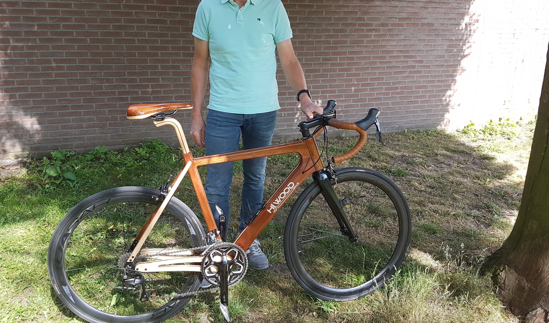 Hans van de Laar laat trots zijn fiets zien.