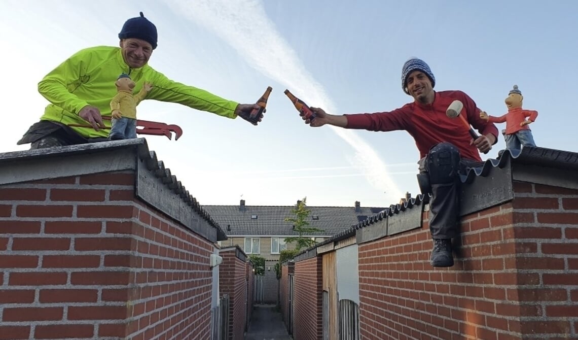 <p>Buurman en Buurman op het dak.</p>