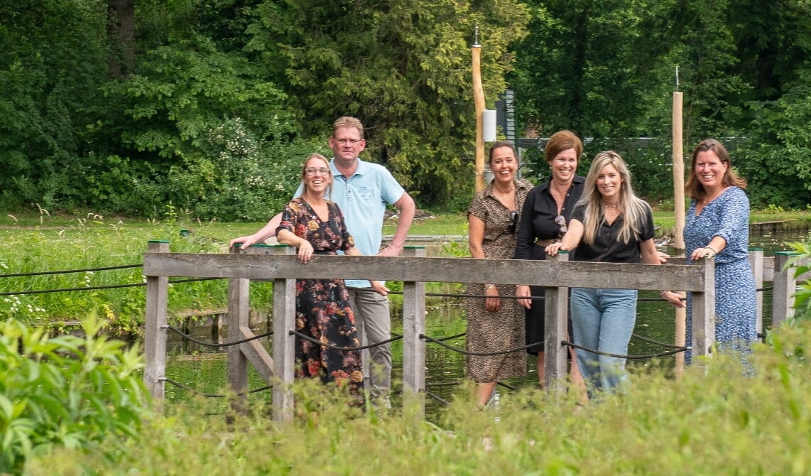 Alle betrokken partijen samen op de foto.