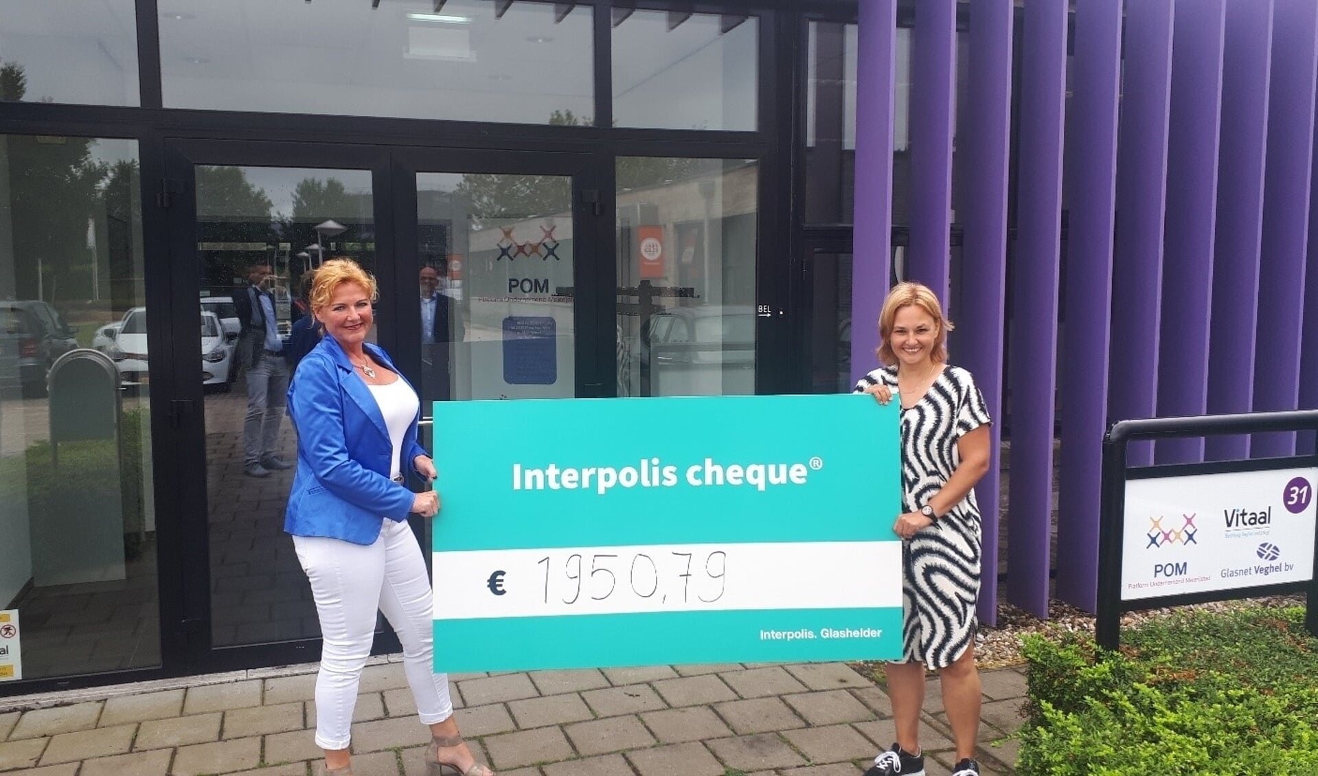 Marjon van der Pol rechts) ontving namens POM ( Platform Ondernemend Meijerijstad) uit handen van Jolanda van den Heuvel, Risicospecialist verzekeren bij Rabobank (links) namens Interpolis de cheque.