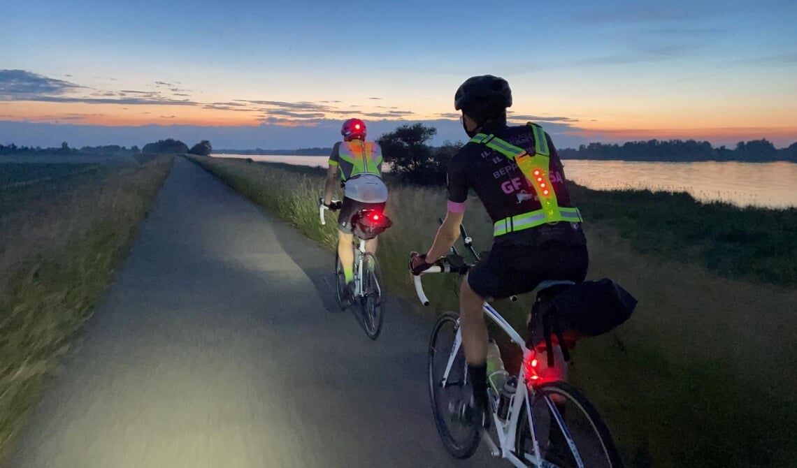 <p>Rob en Sander fietsen de nacht tegemoet.</p>