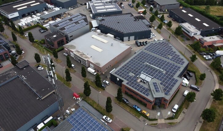 Volop zonnepanelen op de daken van bedrijventerrein De Kampen. Foto: Henri van Hoorn