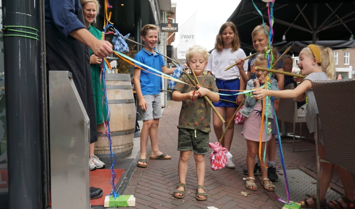 <p>Jan Gordijn moet flink moeite doen om het lint door te knippen.</p>