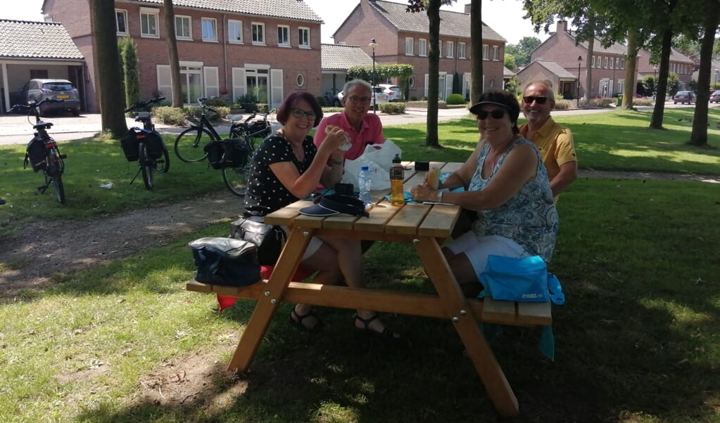 Deze mensen uit Beverwijk genoten heerlijk van een lunch aan de splinternieuwe picknicktafel bij de vijvers van het voormalige gemeentehuis