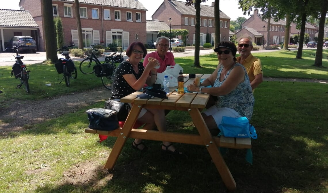 <p>Deze mensen uit Beverwijk genoten heerlijk van een lunch aan de splinternieuwe picknicktafel bij de vijvers van het voormalige gemeentehuis</p>