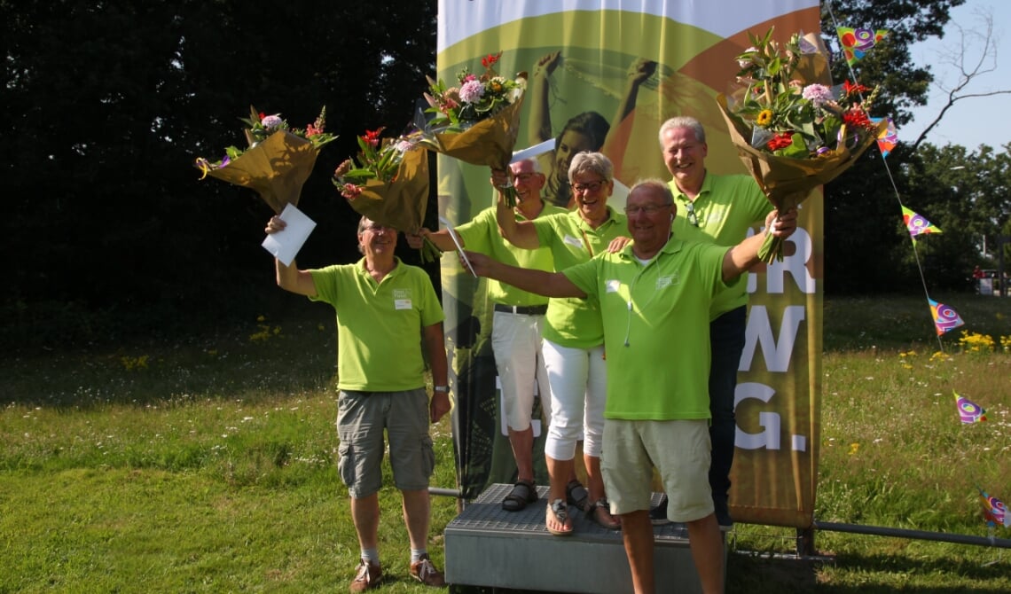 <p>Het bestuur in de bloemen.</p>
