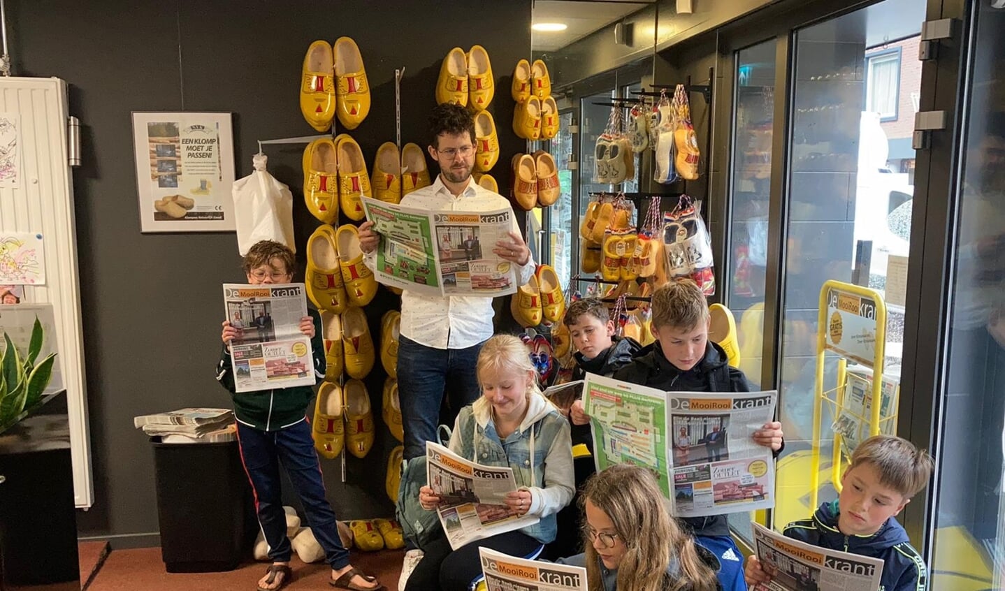 Samen de krant lezen.