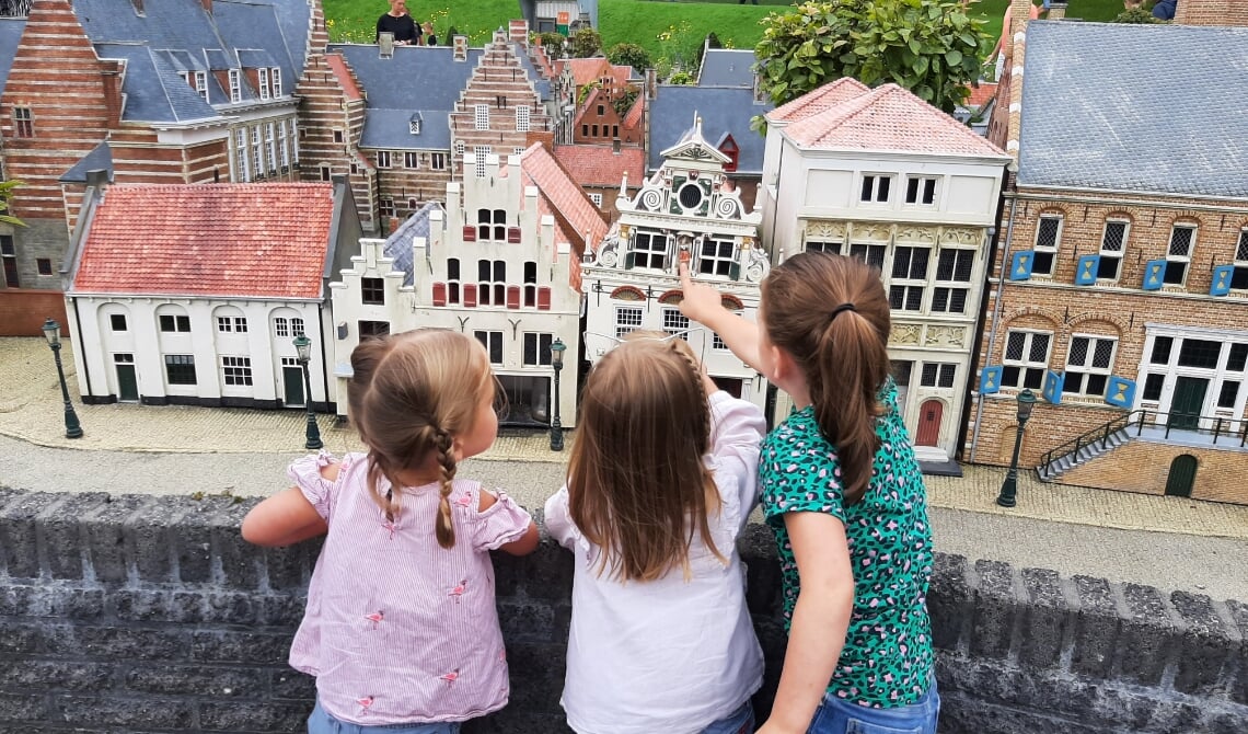 <p>Sjors en Maan (l) van Uden in Madurodam.</p>