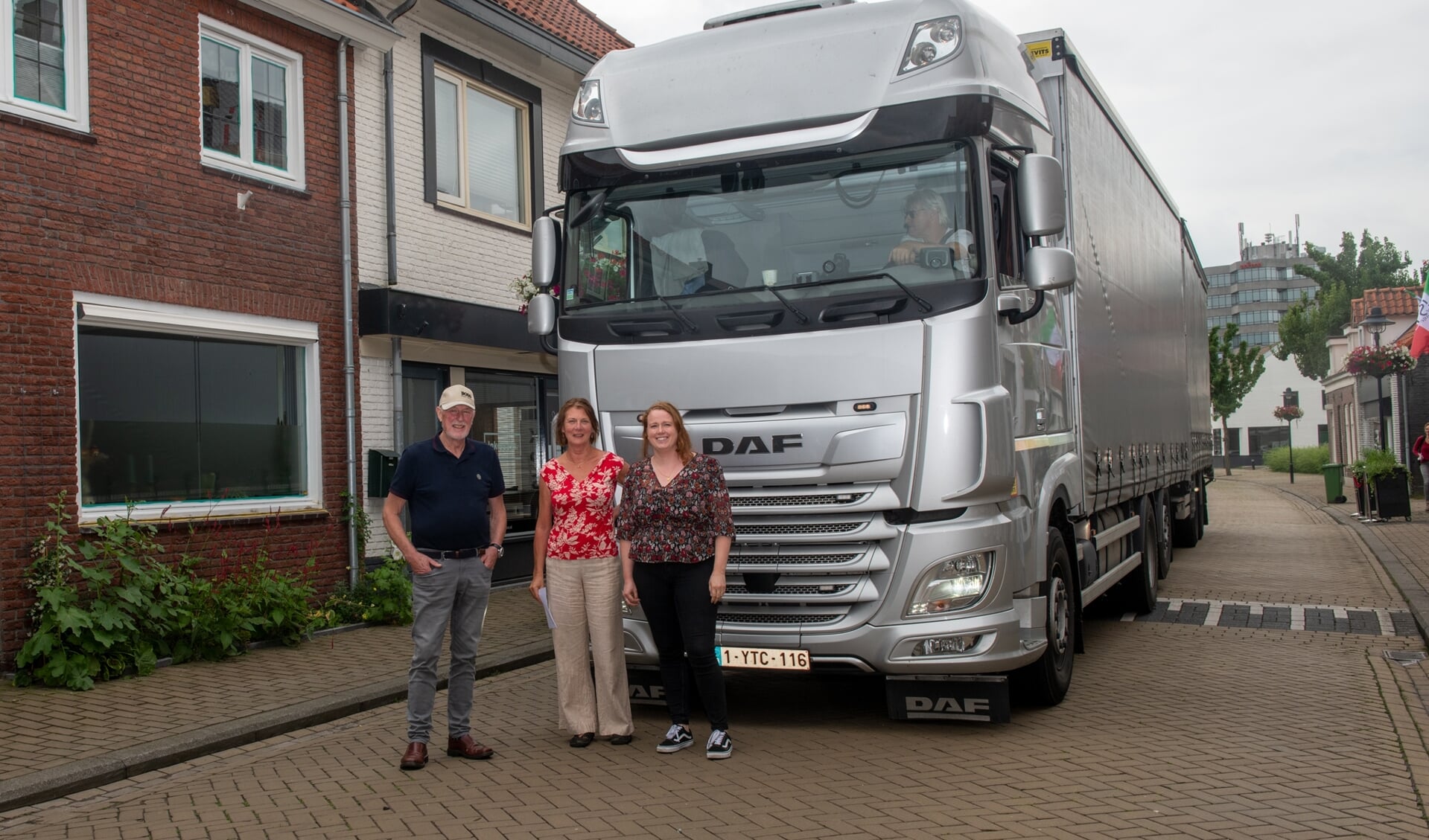 Willem, Hannie en Teuntje voeren actie tegen vrachtverkeer.