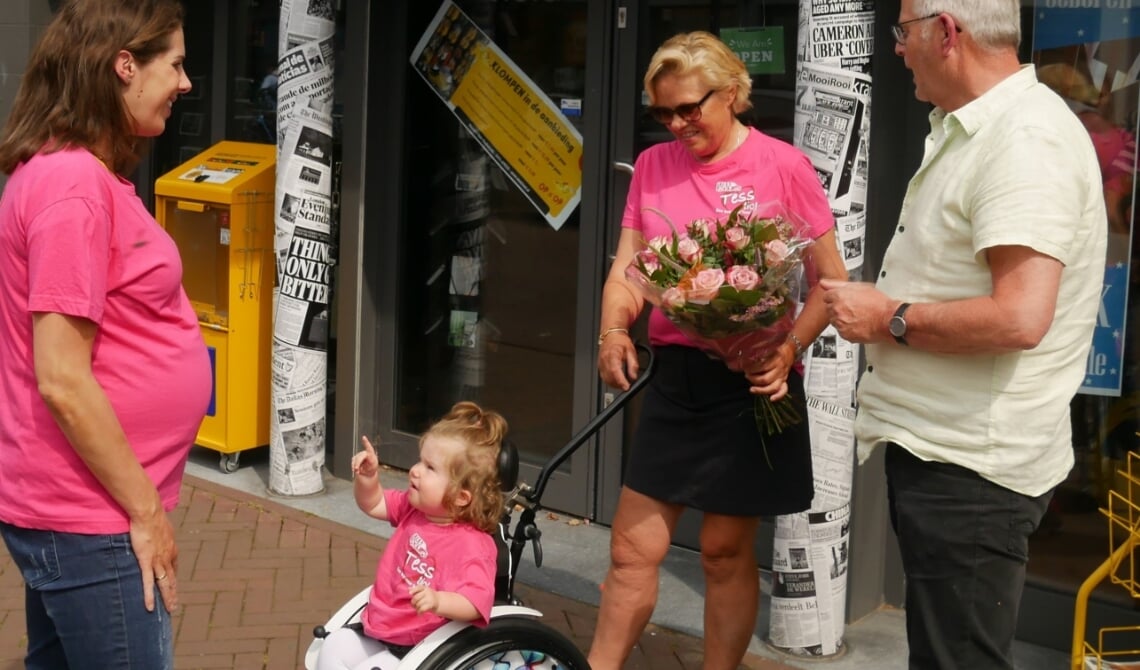 <p>Thea van der Schoot (2e van rechts) zat het dichtst bij het totale bedrag en haar prijs schenkt ze aan Tess, die lijdt aan een spierziekte.</p>