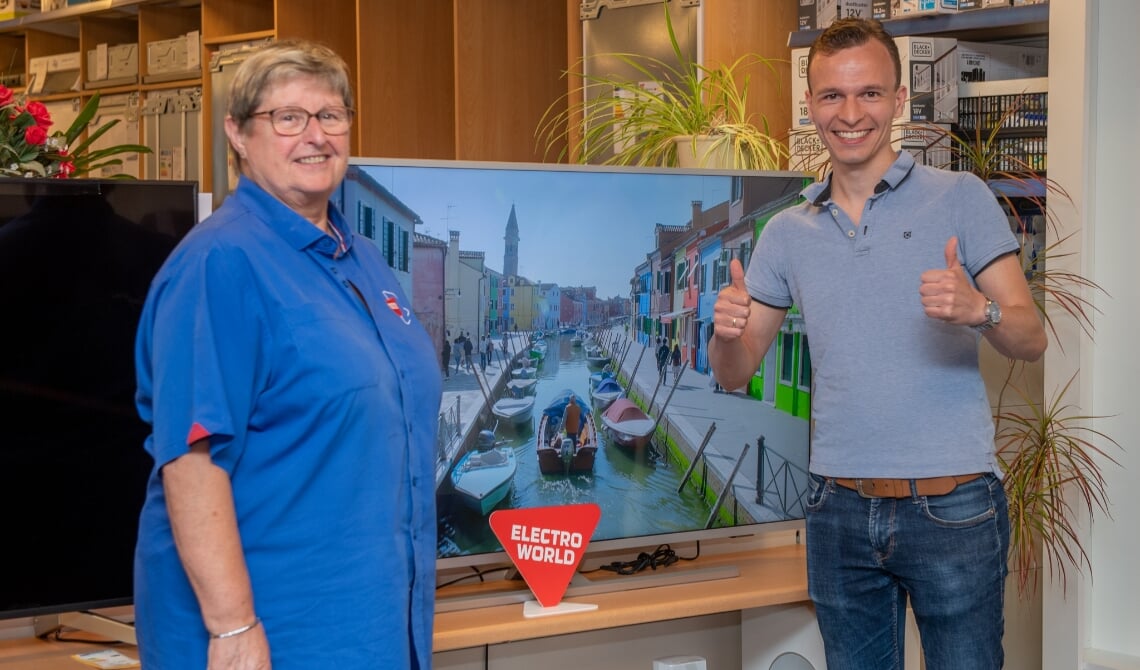 <p>Marianne geeft de tv aan de trotse winnaar.</p>