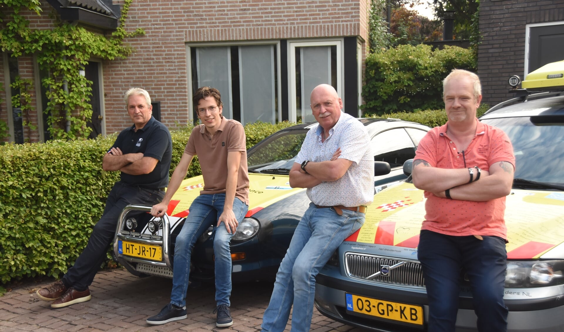 V.l.n.r. Wil en Rob van Vught, Jan Kerkhofs en Peer de Koster halen geld op voor de wensambulance