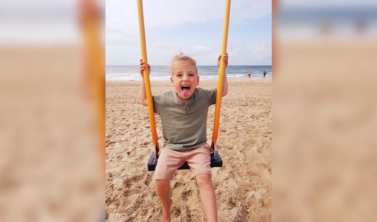 Otte van Zutphen, 4 jaar, aan het strand van Dishoek
