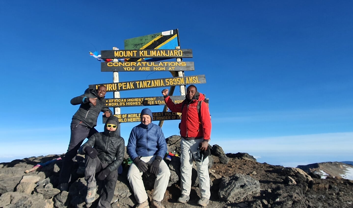 Jan en Paul van den Brand op de top van de Kilimanjaro.